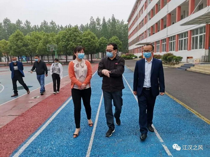 湖北省教育廳學校后勤工作辦公室處長秦自漢一行