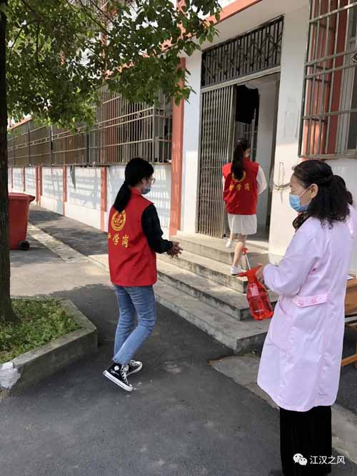 江漢中學(xué)進行疫情防控復(fù)學(xué)應(yīng)急演練