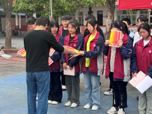 潛江市江漢中學(xué)舉行高三四月聯(lián)考表彰大會(huì)